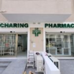 Insegna con lettere verdi e croce della Charing Pharmacy a Malta, realizzata da Arredi Curto